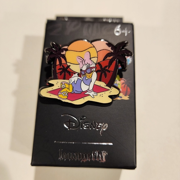 Loungefly Disney Mickey & Friends Daisy Sunset Beach Blind Box Pin Opened - Picture 11 of 11